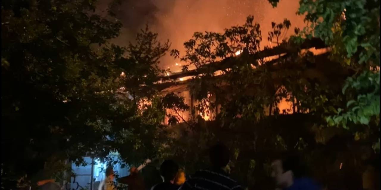Evdeki Yangın Tüpü Patladı, 2 Ahşap Bina Alev Alev Yandı
