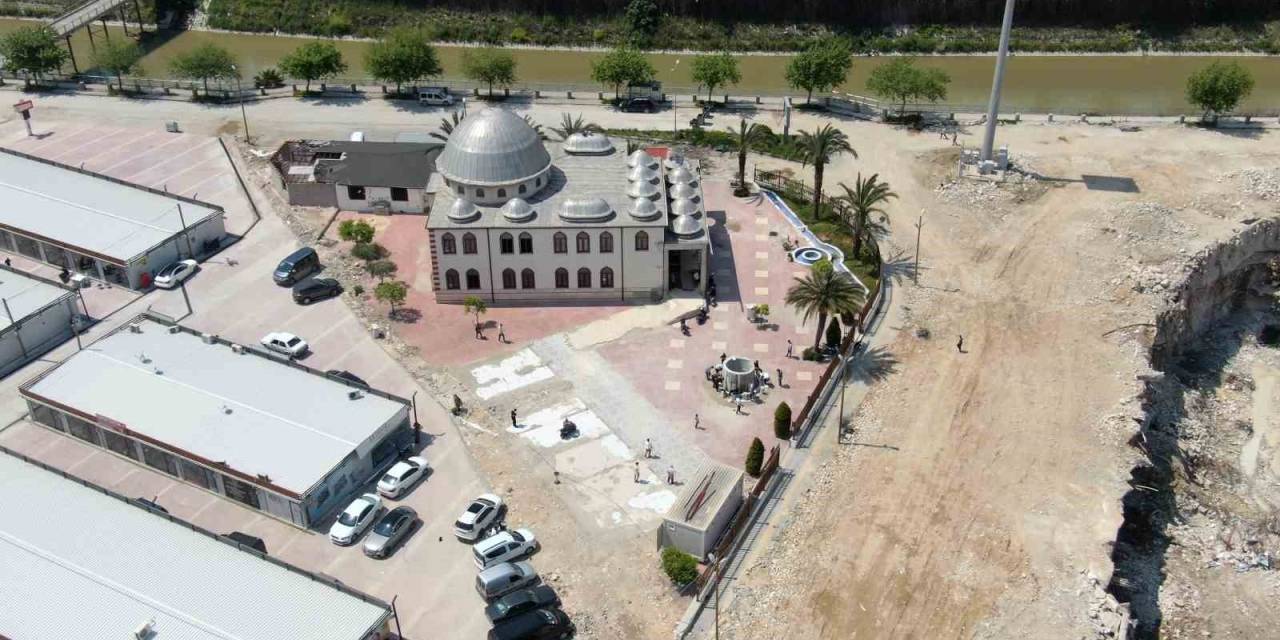 Çevresindeki Yüzlerce Yapı Yıkılan Camide İbadet Devam Ediyor