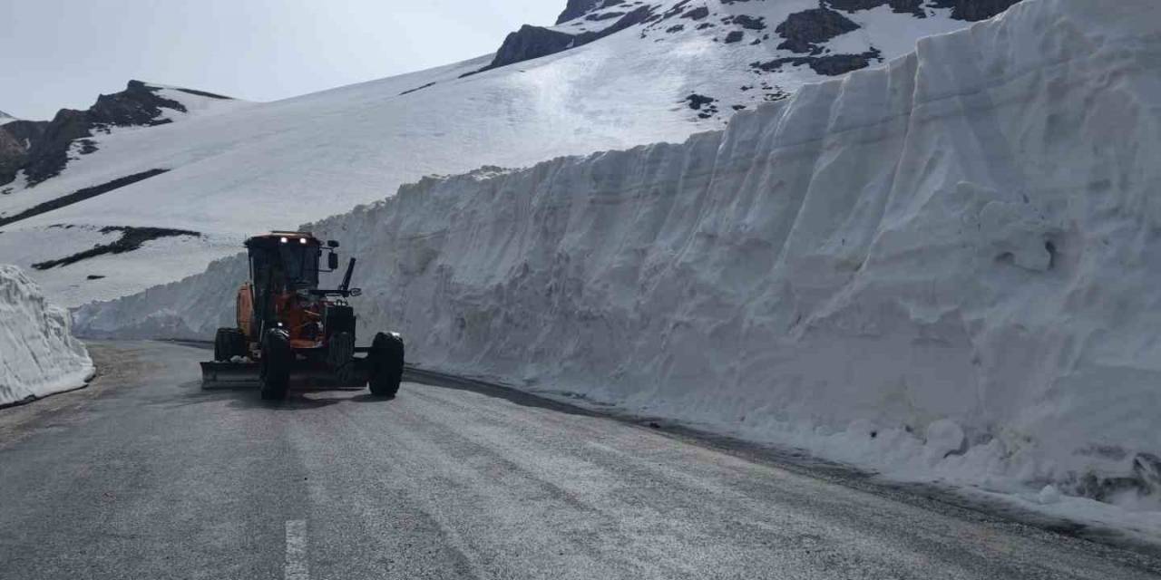 Van-bahçesaray Karayolu 132 Gün Sonra Ulaşıma Açıldı