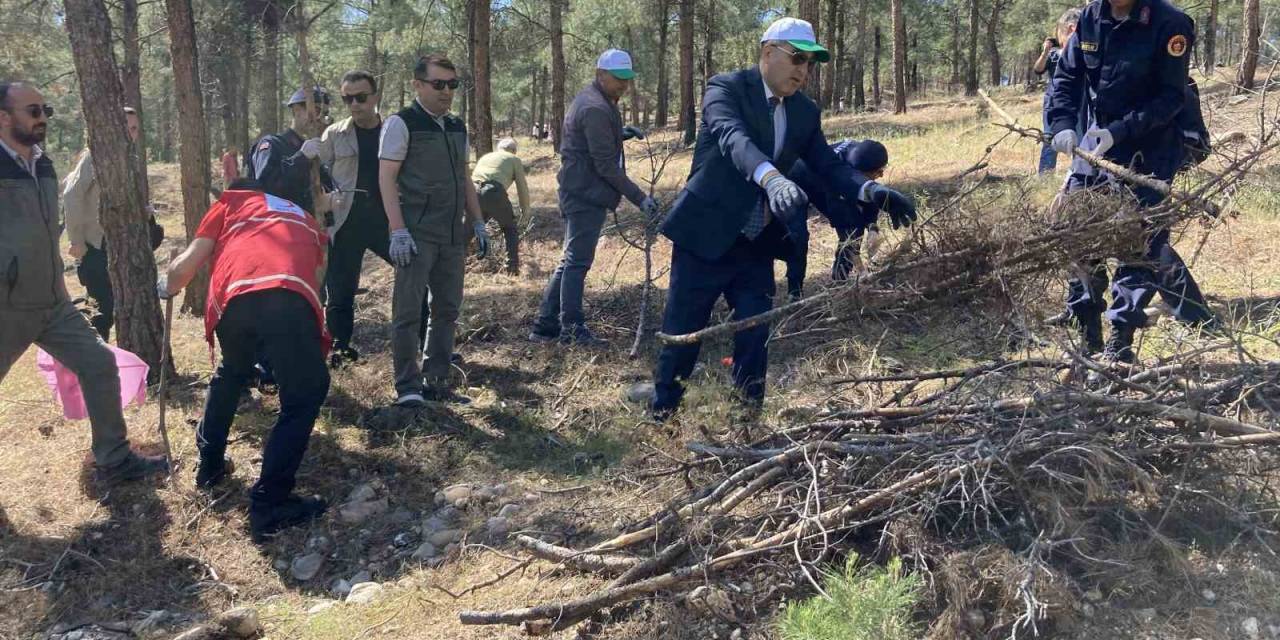 "Bu Orman Benim" Projesi Çerçevesinde Burdur Kent Ormanı’nda Temizlik Yapıldı