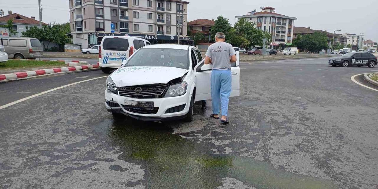 Düzce’de Kaza Sonrası Refüje Çıkan Otomobil Ağaca Çarptı: 2 Yaralı