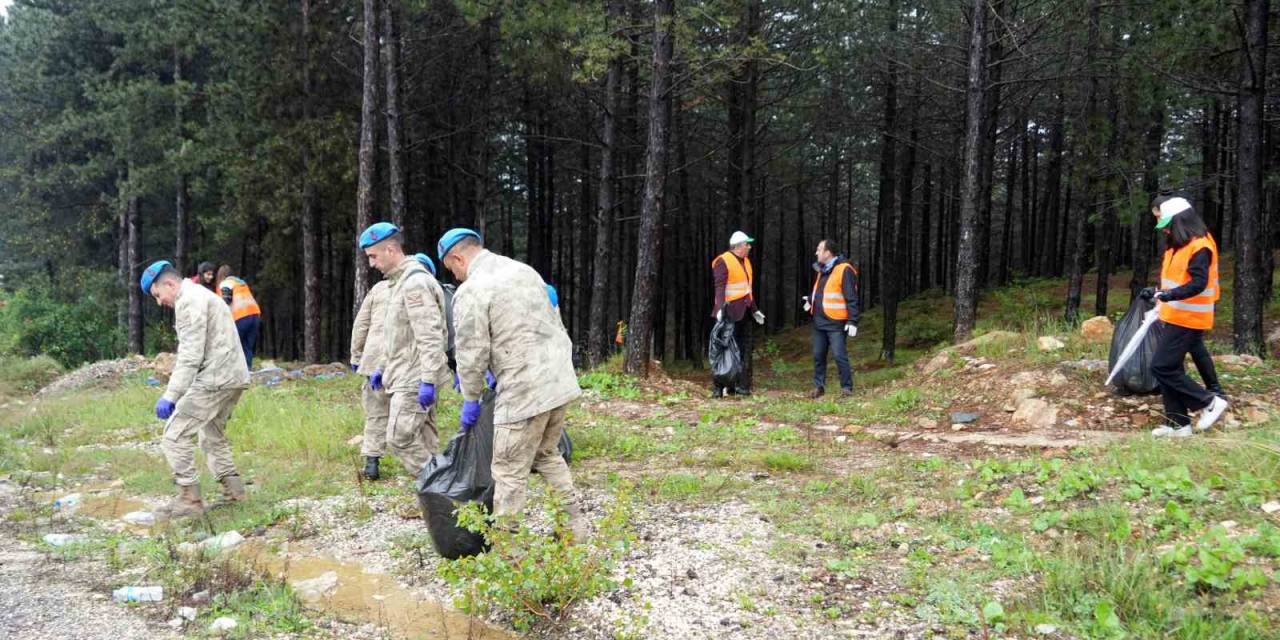 Komandolar Ormanları Yangınlardan Korumak İçin Atıkları Topladı