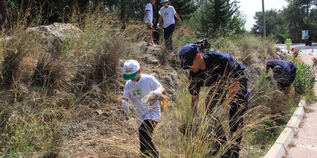 Öğrenciler Ormanlık Alanda Temizlik Yaptı