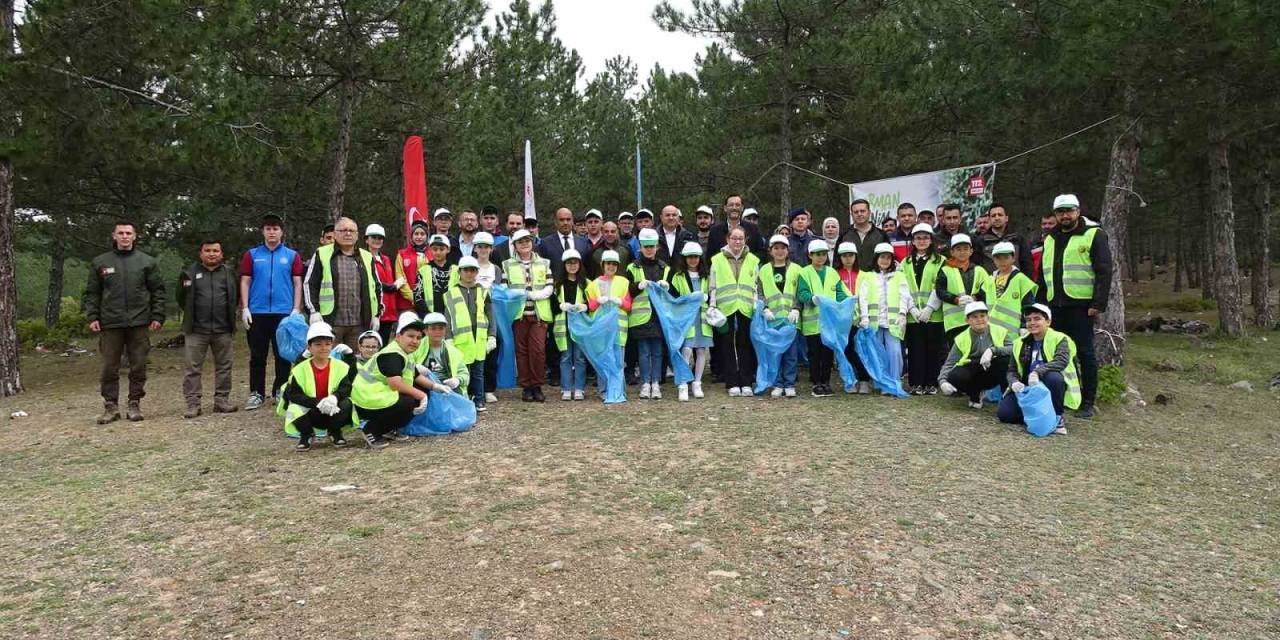 Tavşanlı’da "Orman Benim" Kampanyası İle 1 Saatte Onlarca Büyük Poşet Çöp Toplandı