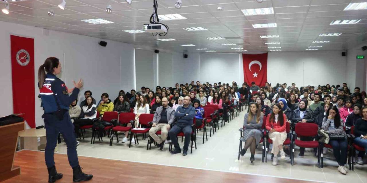 Kastamonu’da Üniversite Öğrencilerine Ve Akademisyenlere Jandarma Eğitim Verdi