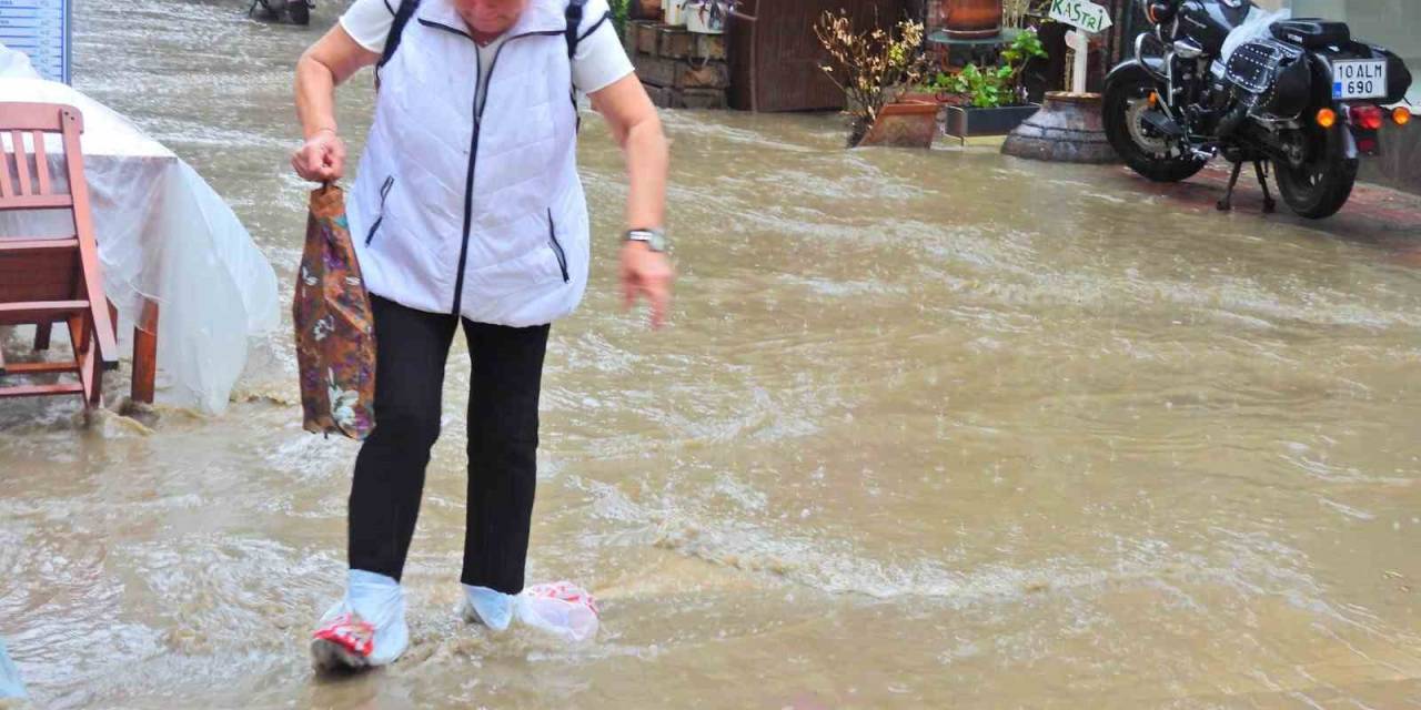 Şiddetli Yağış Erdek’te Hayatı Felç Etti