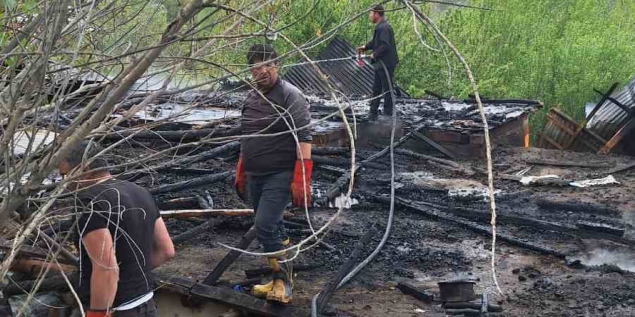 Derebaşı Köyünde Ev Ve Odunluk Yandı