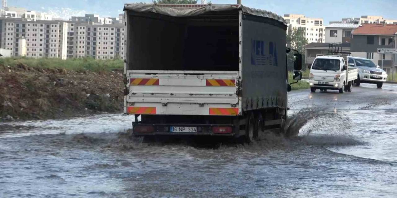 Bursa’da Sağanak Yağış Hayatı Felç Etti