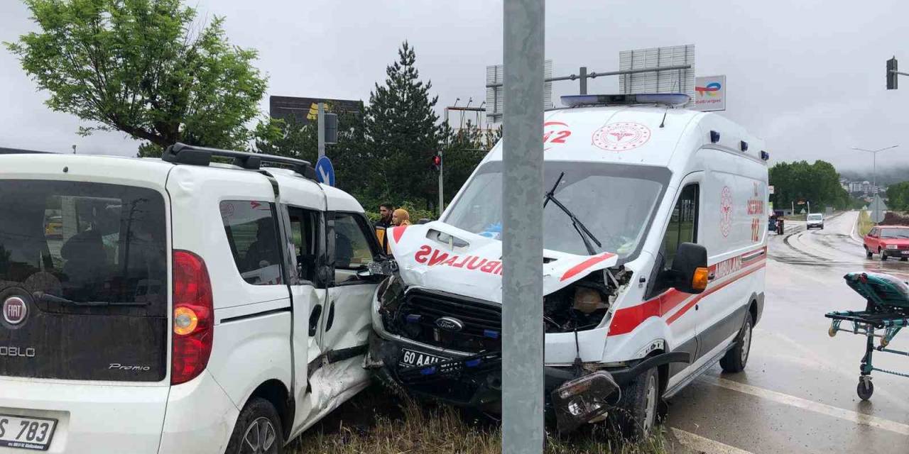 Tokat’ta Ambulans İle Panelvan Araç Çarpıştı: 3 Yaralı