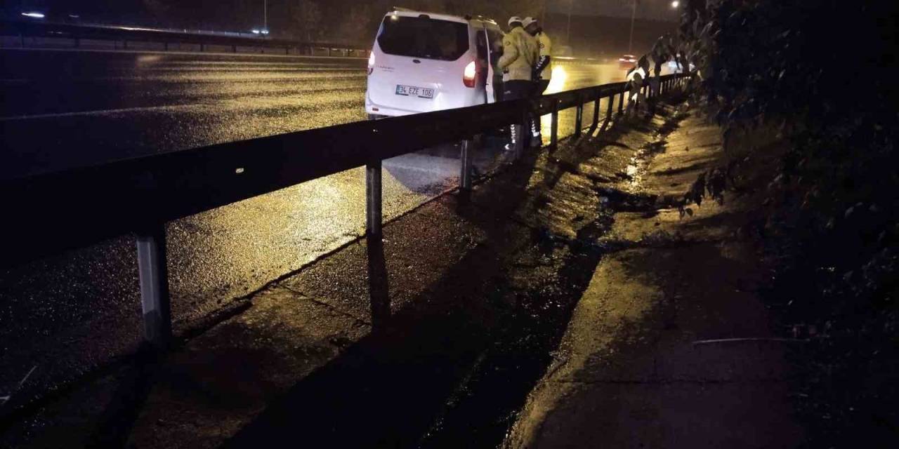 Beykoz’da Kontrolden Çıkan Hafif Ticari Araç Otomobile Çarptı: 2 Yaralı