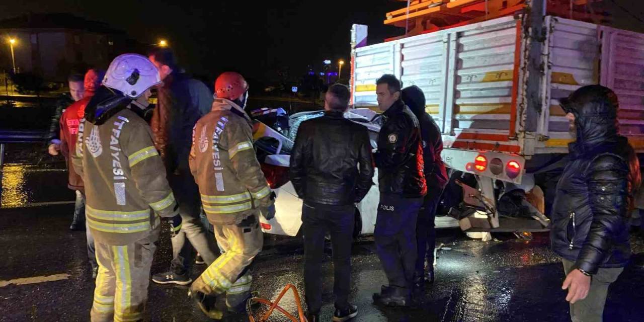 Büyükçekmece’de Kontrolden Çıkan Araç Tırın Altına Girdi: 1 Ölü, 2 Yaralı