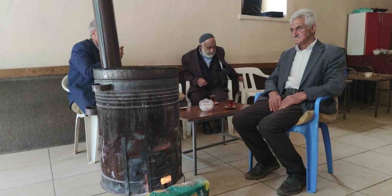 Bahçesaray’da Sobalar Yanmaya Devam Ediyor