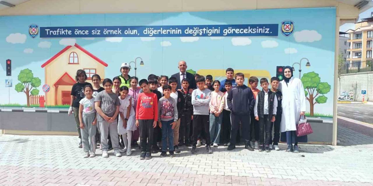 Elazığ’da Öğrenciler Trafik Kuralları Konusunda Bilinçlendirildi