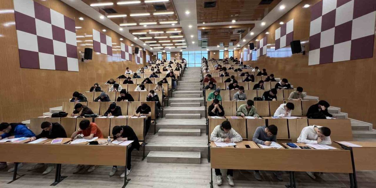 Başakşehir’de Üniversite Sınavına Hazırlanan Öğrencilere Deneme Sınavı
