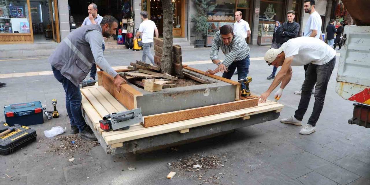 Gazi Caddesi Bankları Yenilendi