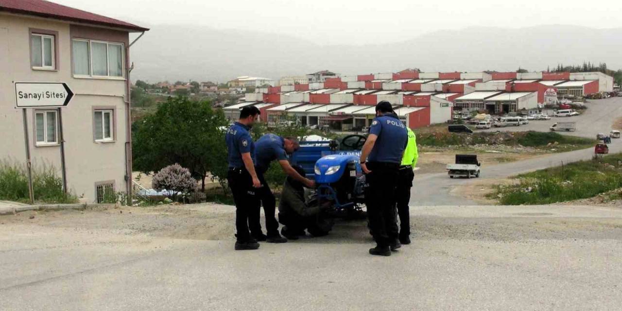 Aracı Arızalanan Yaşlı Sürücünün Yardımına Polisler Yetişti
