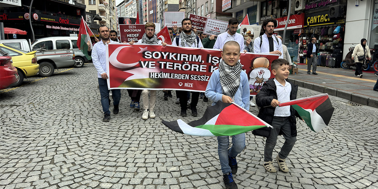Rize'de sağlık çalışanları 25 haftadır "sessiz yürüyüş"le İsrail'i protesto ediyor
