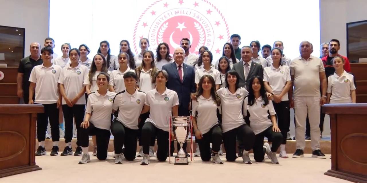 Bakan Güler, Yüksekova Belediyespor’un Kadın Futbolcularını Ağırladı