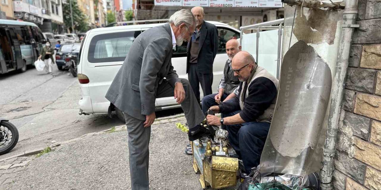 Maltepeli Ayakkabı Boyacısı Bilek Güreşinde Türkiye Şampiyonu Oldu