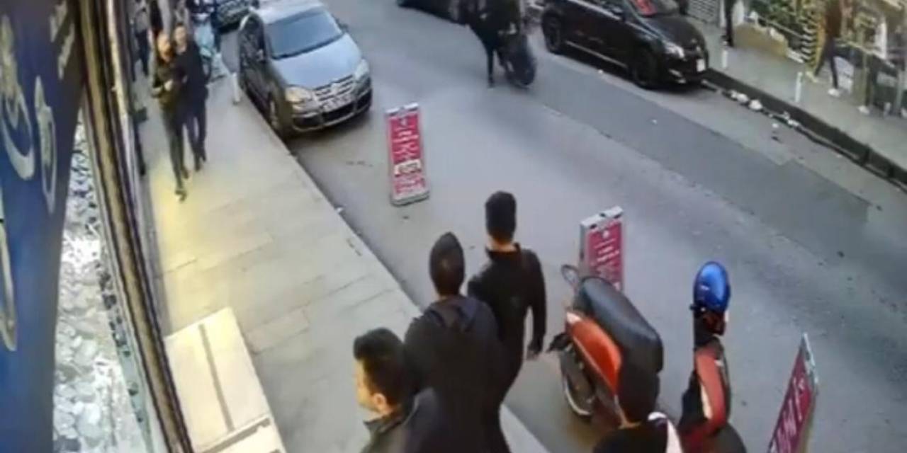 İstanbul’da Tek Tekerlek Kazası Kamerada: Scooterlı Genç Ve Yaya Kıl Payı Kurtuldu