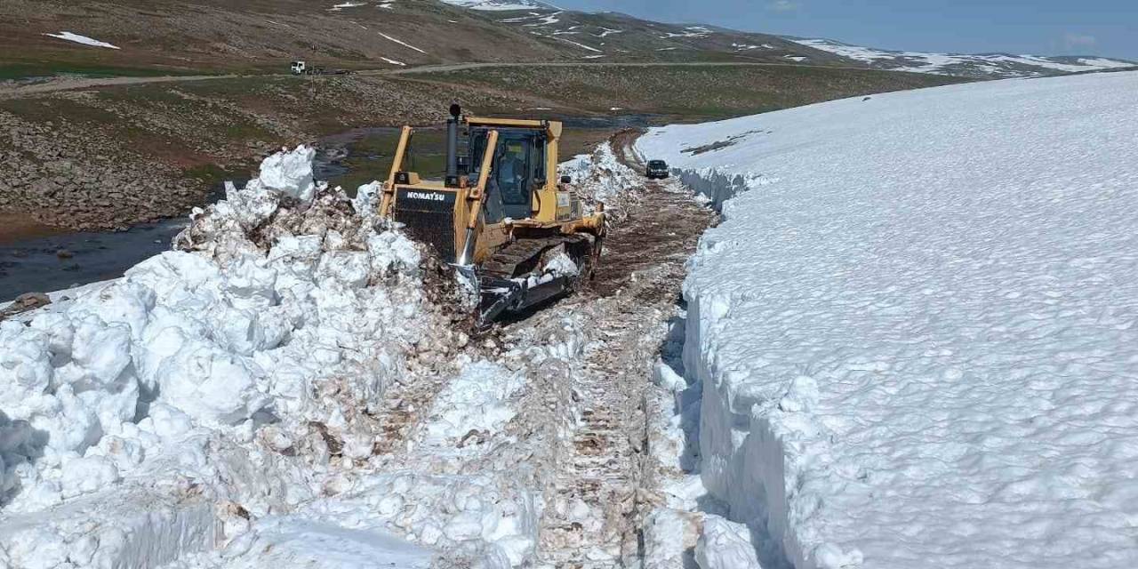 “Kar Kaplanları” Bahar Ayında Kar Temizliğinde