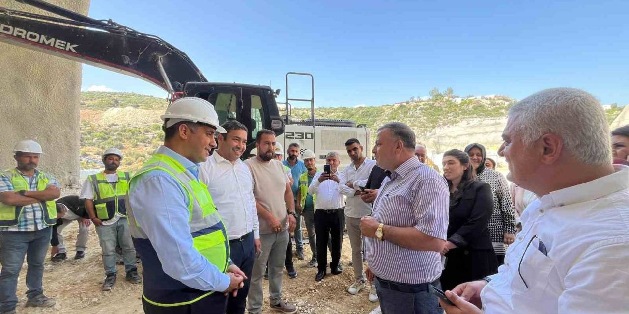 Kıratlı: “Çeşmeli-taşucu Otoyol Projesinin İlk Etabı 9 Farklı Noktada Devam Ediyor”