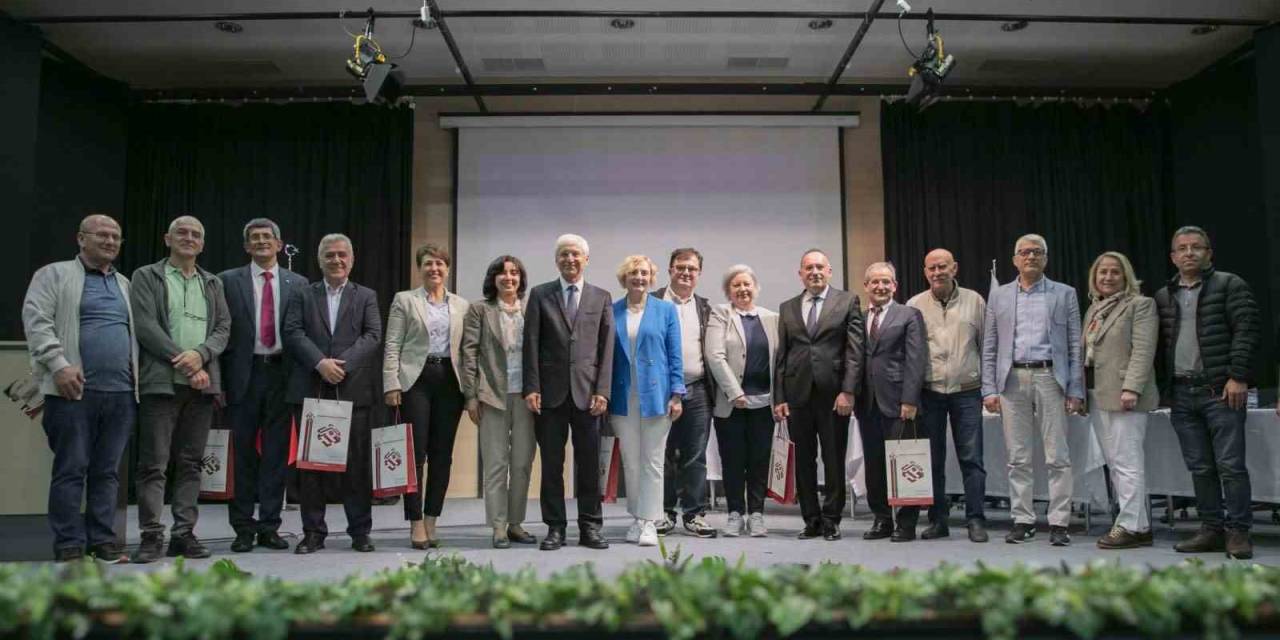 Estü Mezunları İle Öğrenciler Panelde Bir Araya Geldi