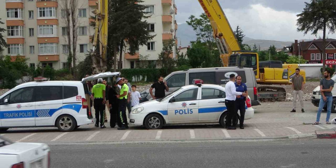 Malatya’da Otomobil Yayalara Çarptı: 2 Yaralı
