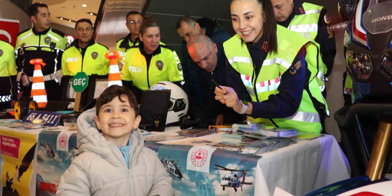 Yozgat’ta Karayolları Trafik Ve İlk Yardım Haftası Dolayısıyla Tanıtım Standı Açıldı