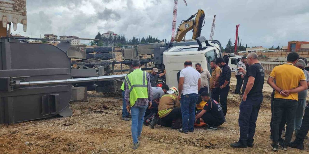 Devrilen Hafriyat Kamyonunun Sürücüsü Yaralandı