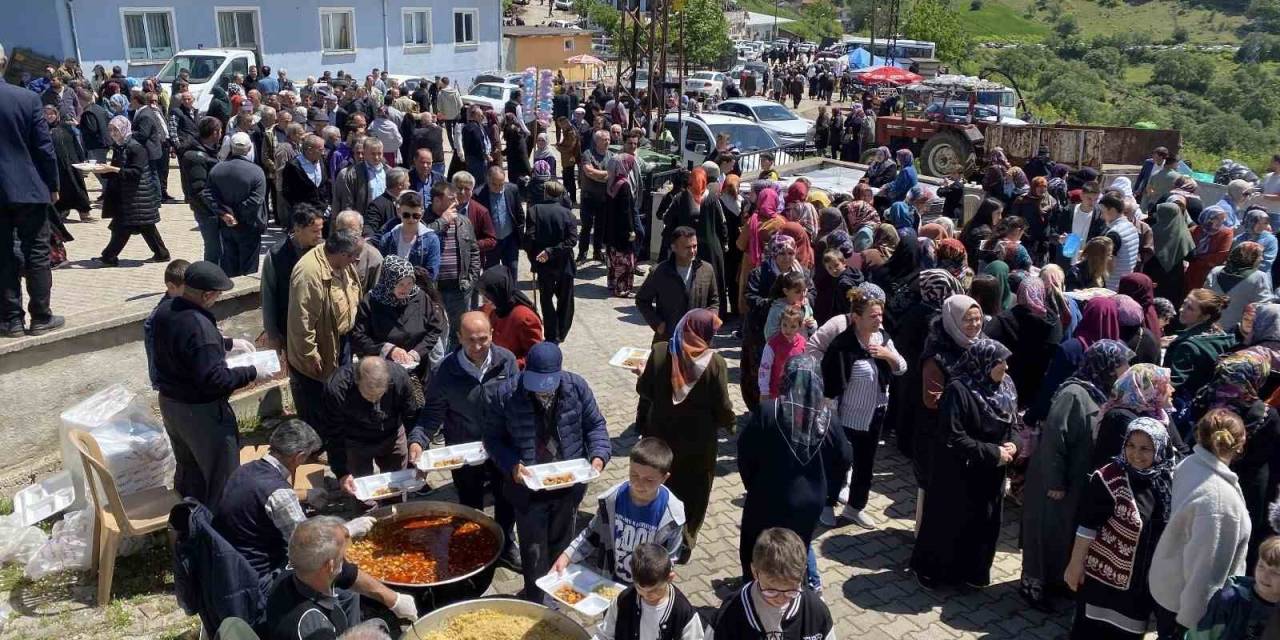 Çal Köyünde 5 Bin Kişilik Köy Hayrı Düzenlendi