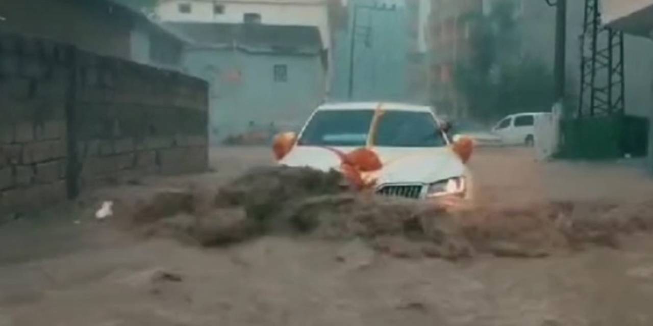Cizre’de Gelin Arabası Sel Sularının Ortasında Kaldı