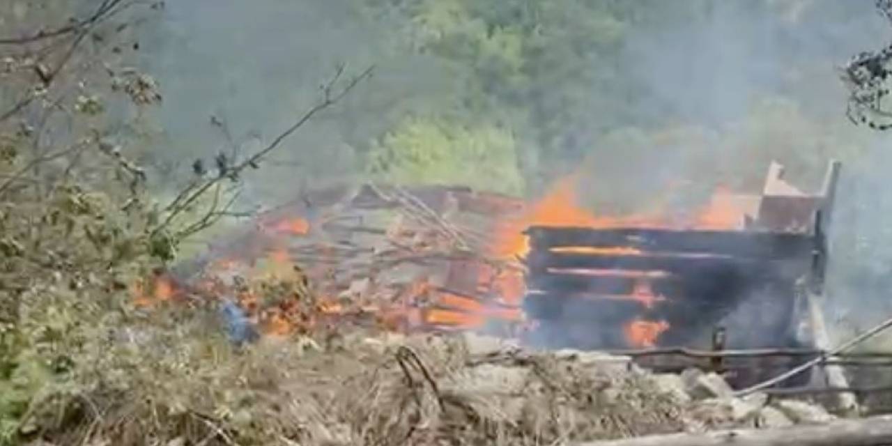 Alevlere Teslim Olan Ahşap Ev Küle Döndü