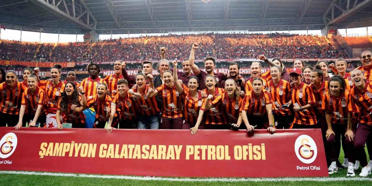 Şampiyon Galatasaray Kadın Futbol Takımı, Rams Park’ta Taraftarlarla Buluştu