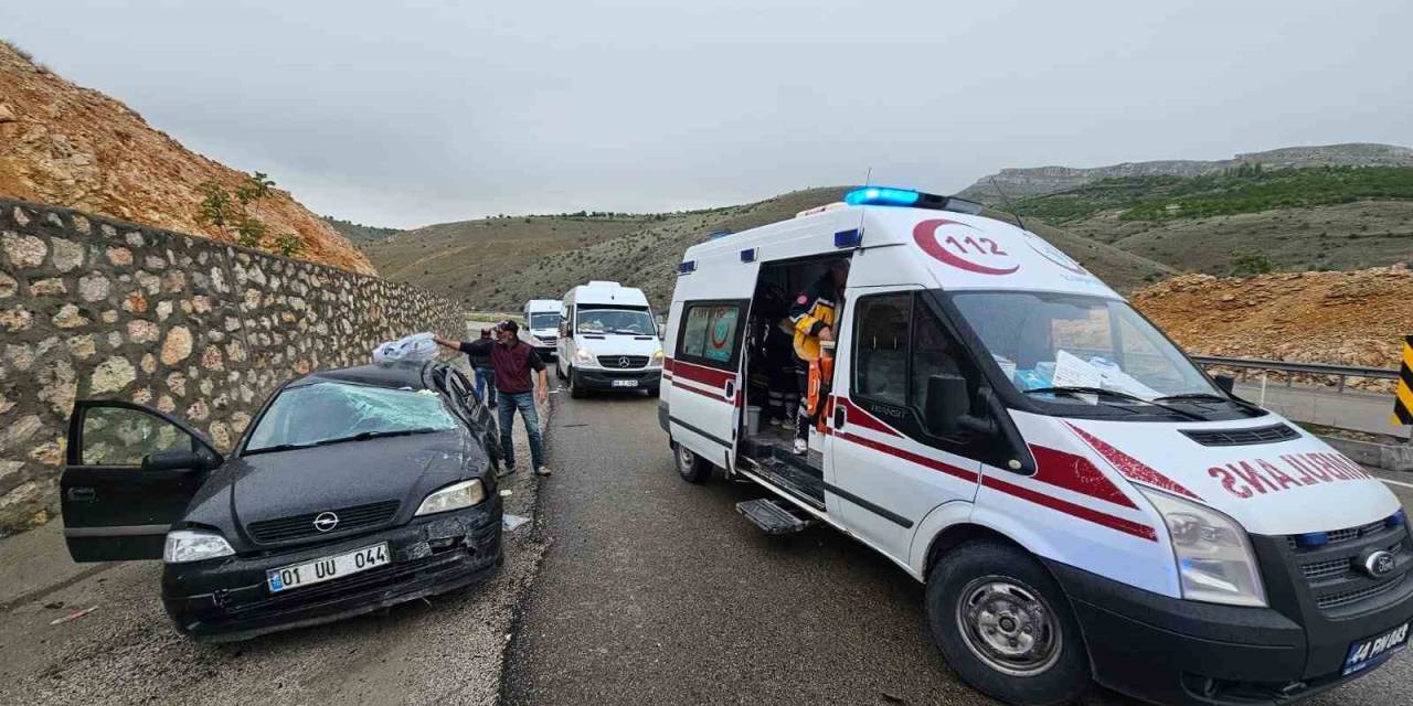 Kontrolden Çıkan Araç İstinat Duvarına Çarptı: 4 Yaralı