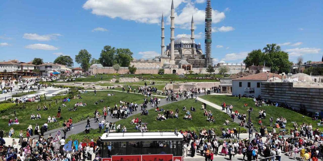 Edirne Selimiye Meydanı’na Turist Akını