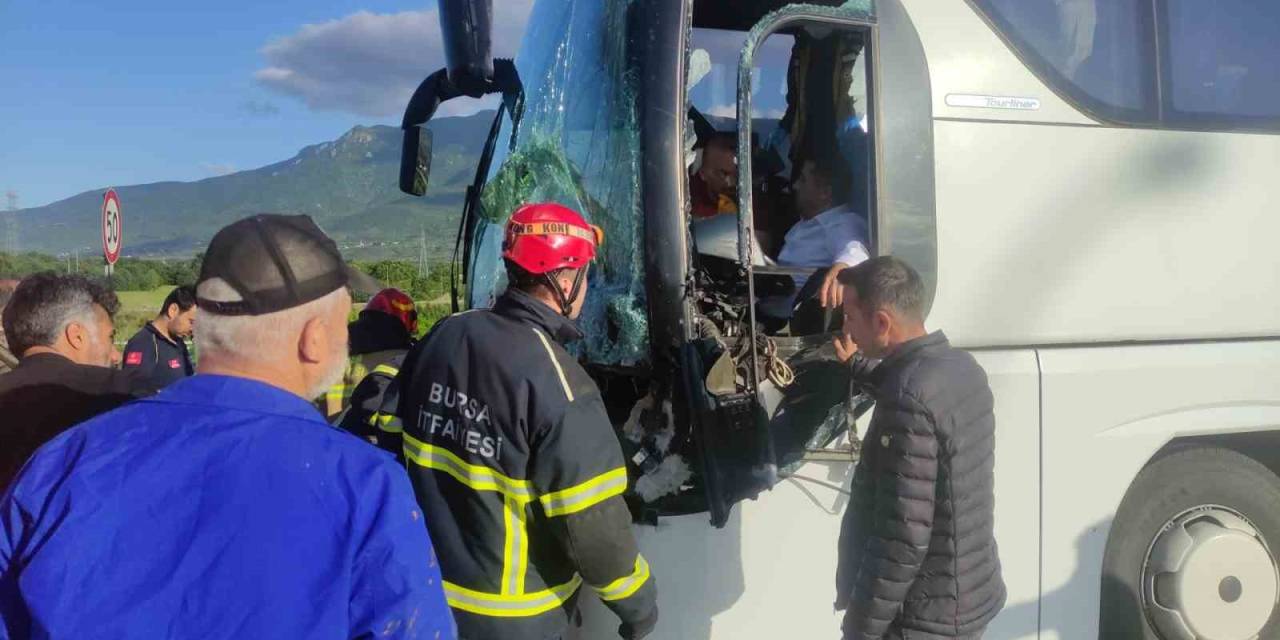 Yolcu Otobüsü Tıra Çarptı, Faciadan Dönüldü