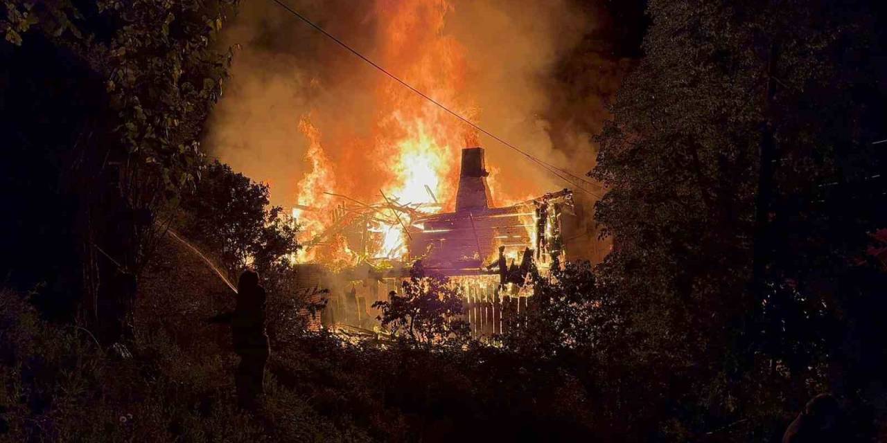 Alevlere Teslim Olan İki Katlı Ahşap Ev Küle Döndü