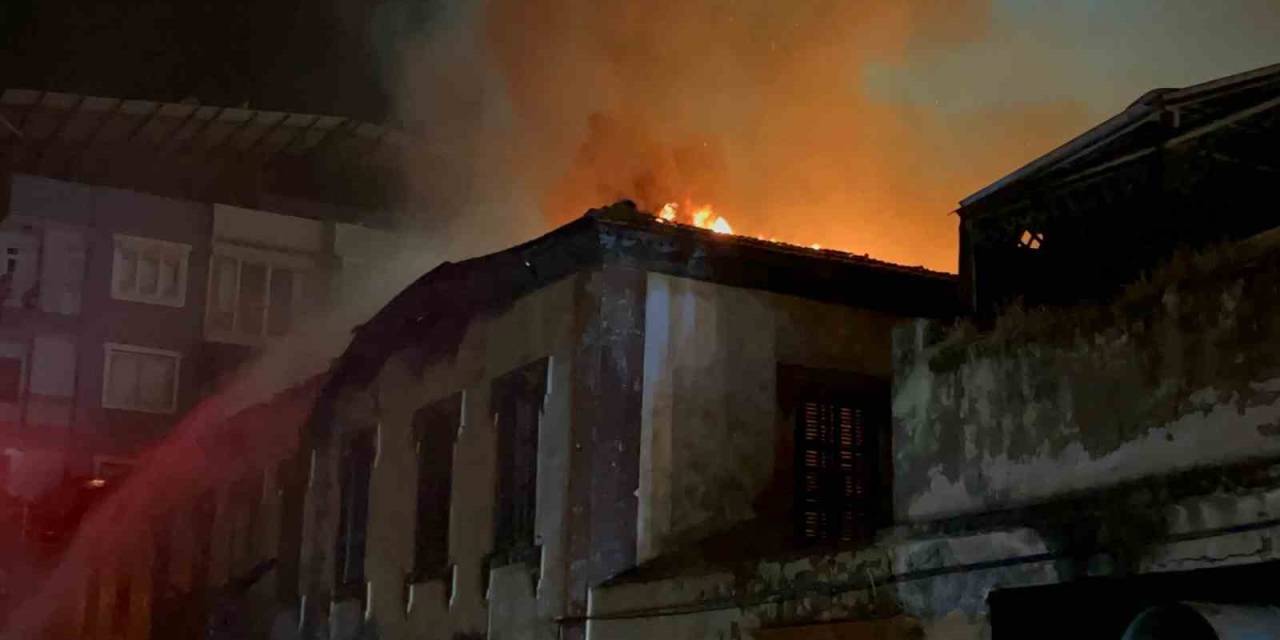 Hatay’da 200 Yıllık Tarihi Bina Çıkan Yangında Kül Oldu