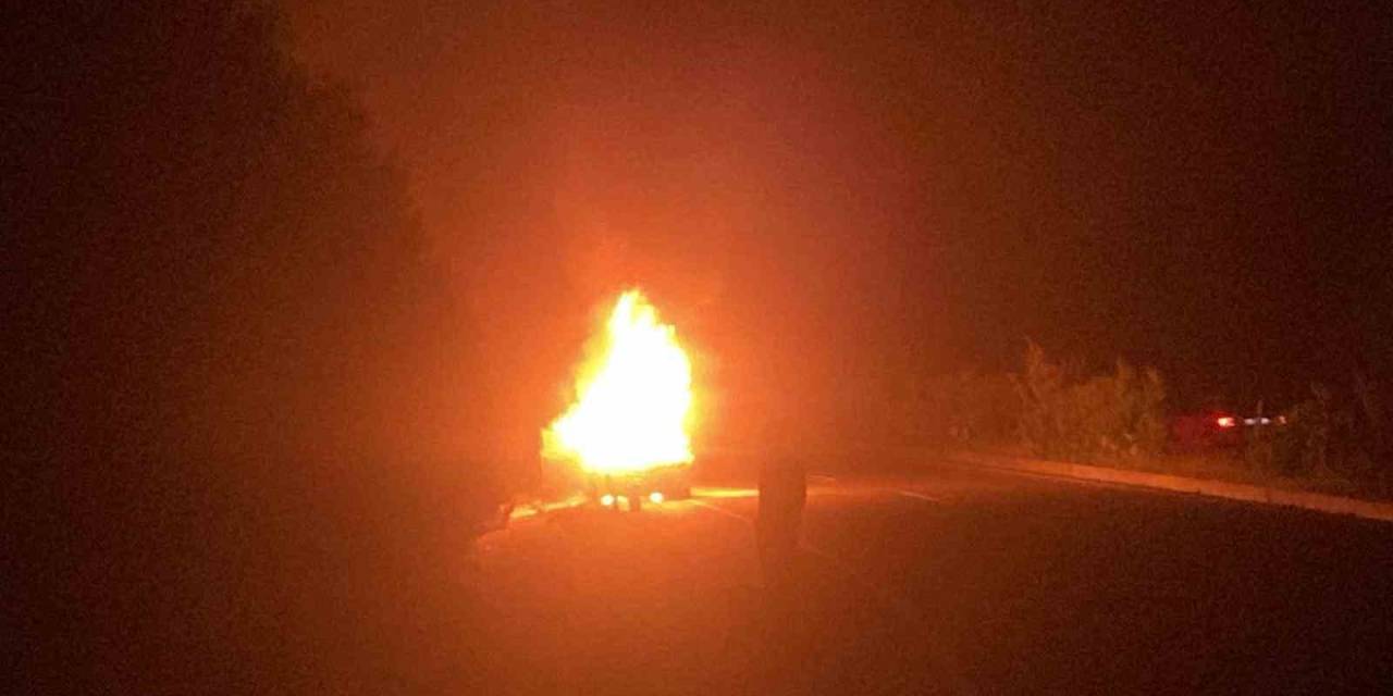 Alev Topuna Dönen Otomobil Kullanılamaz Hale Geldi