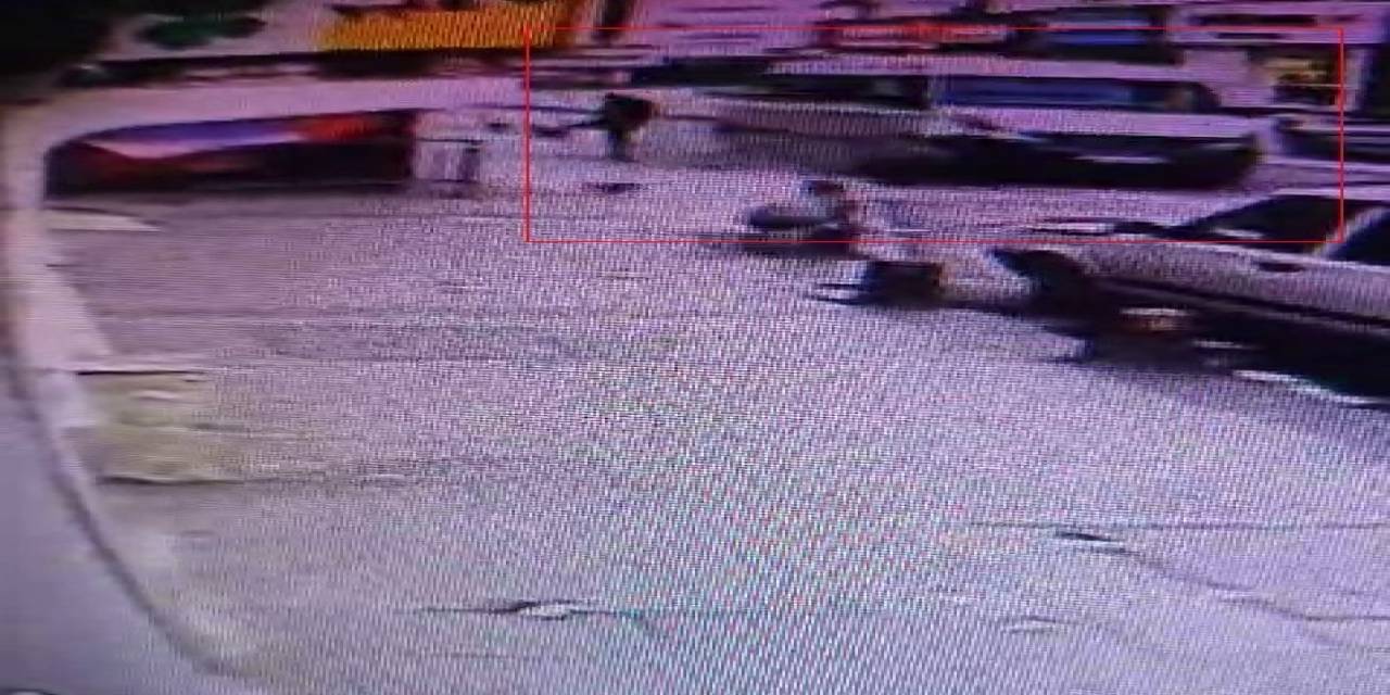 Kaza Yapan Sürücü Hıncını Yanındaki Kadından Çıkardı: O Anlar Kamerada