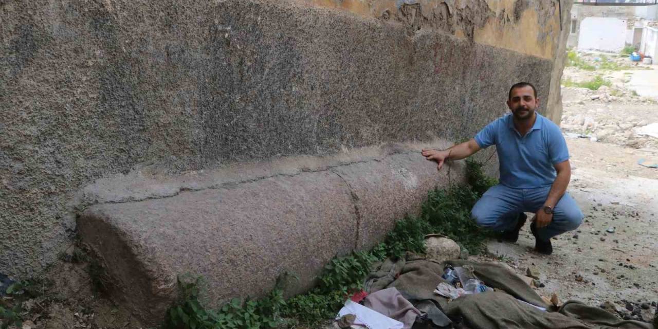 Ağır Hasarlı Binanın Altında Bulunan Ve Tarihi Olduğu Düşünülen Devasa Sütun Merak Uyandırdı