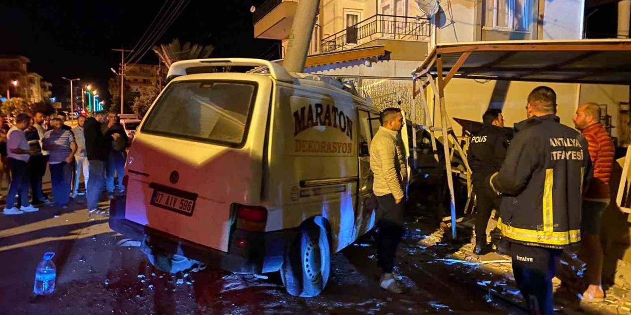 Kontrolden Çıkan Kamyonet Elektrik Direğine Çarptı, O Anlar Kamerada: 3 Yaralı