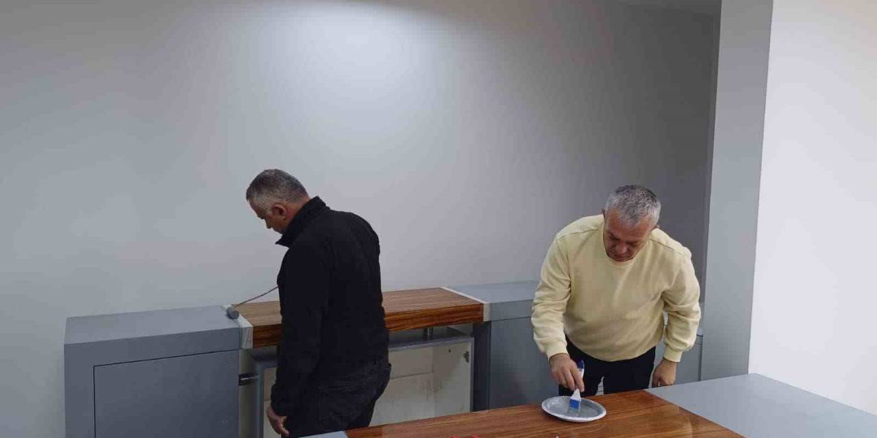 Artvin Belediye Başkanı Erdem İsrafı Önlemek İçin Masa Ve Sandalye Boyadı