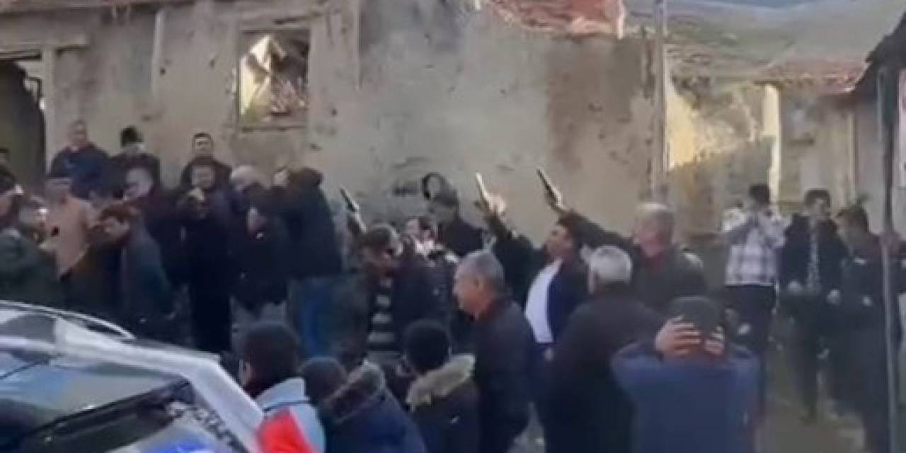 Muhtar Ve Beraberindekiler Düğünde Tabancaları Çapraz Tutarak Ateş Etti