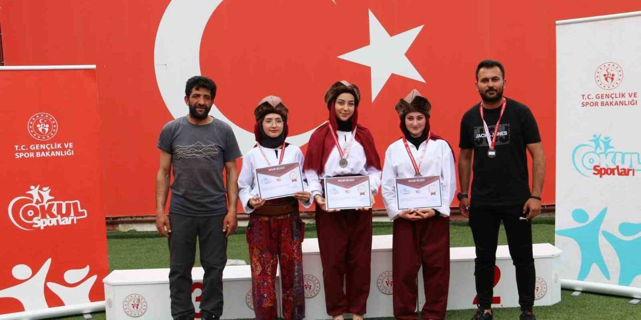Darendeli Kız Öğrenciler Türkiye Şampiyonası’nda Finale Kaldı