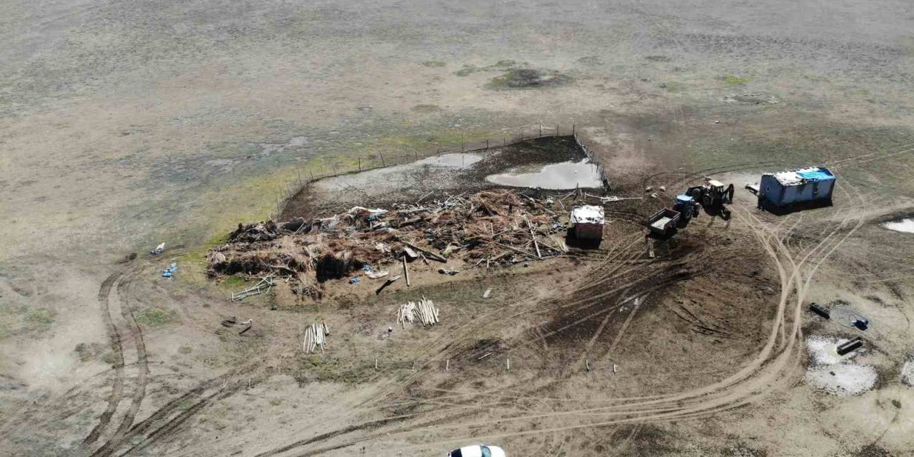 Aksaray’da Çöken Mandırada Kurtarma Çalışmaları Devam Ediyor
