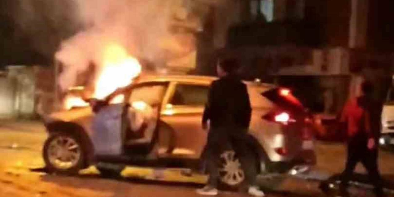 Sakarya’da Korkutan Kaza: Kafa Kafaya Çarpışan Suv Araç Alev Aldı