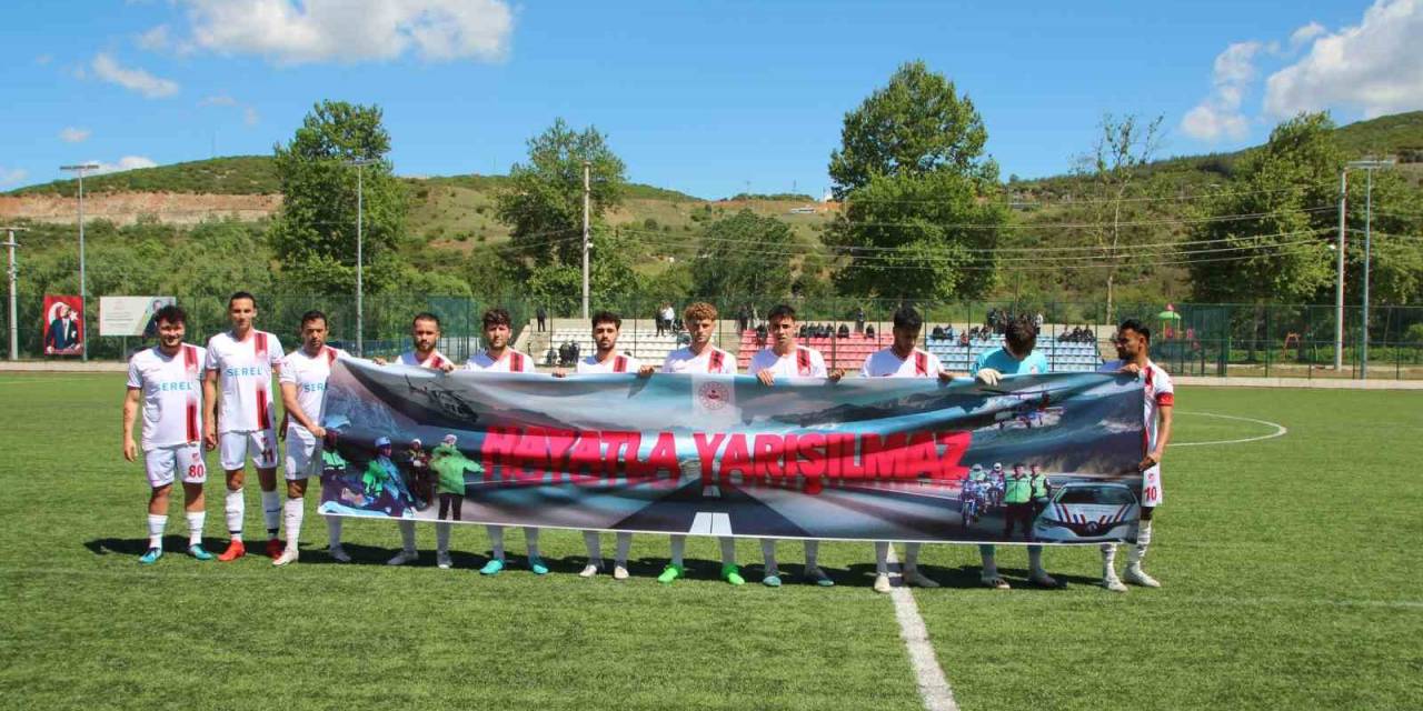 Trafik Haftası’nda ’hayatla Yarışılmaz’ Yazılı Pankartla Saha Çıktılar