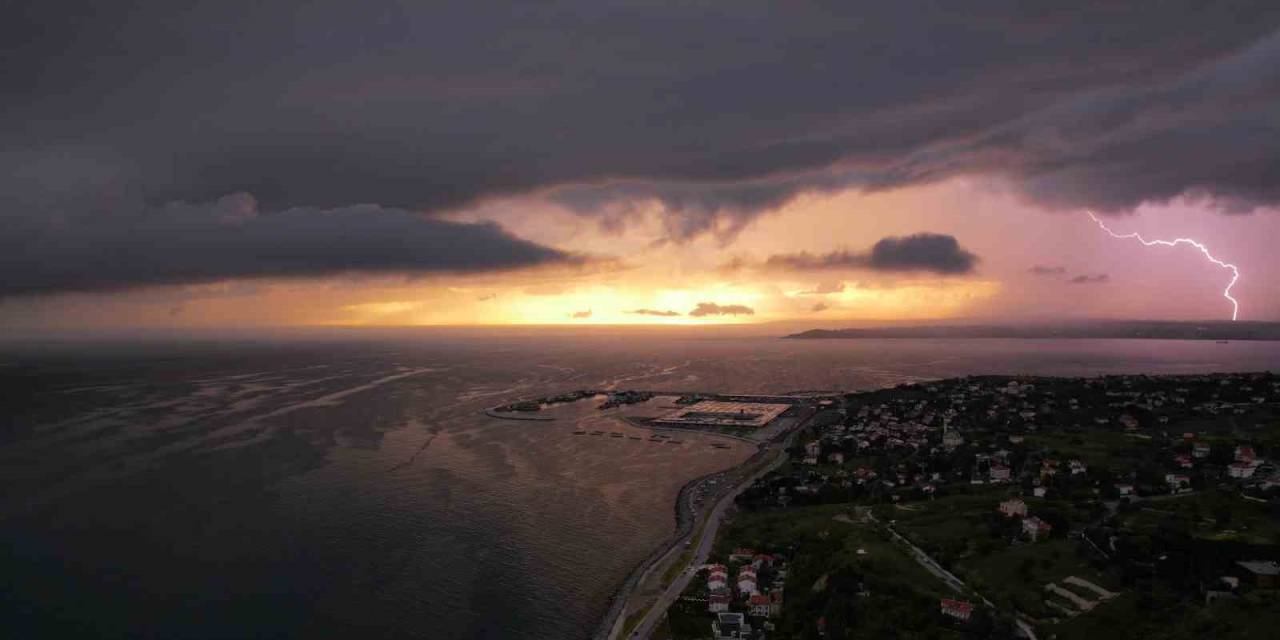 Raf Bulutu, Gün Batımı Ve Yıldırım Aynı Karede